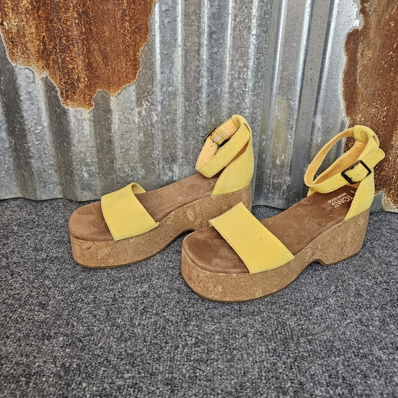 Elevate Your Style: TOMS Laila Pineapple Yellow Cork Wedges - Picture 1 of 8